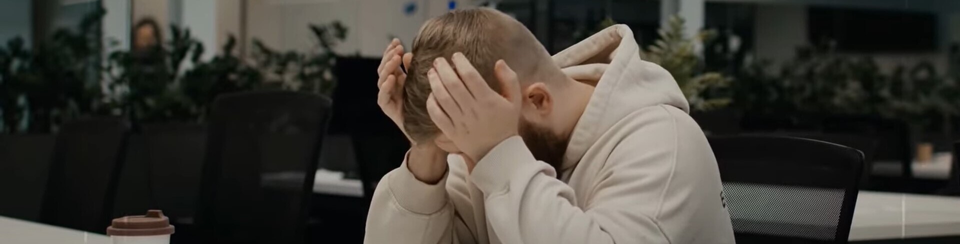 Мужчина держится за голову