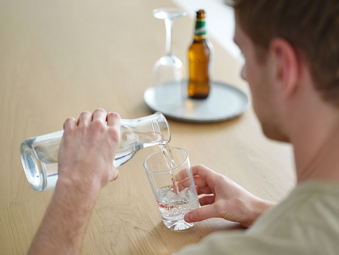 Мужчина пьет воду